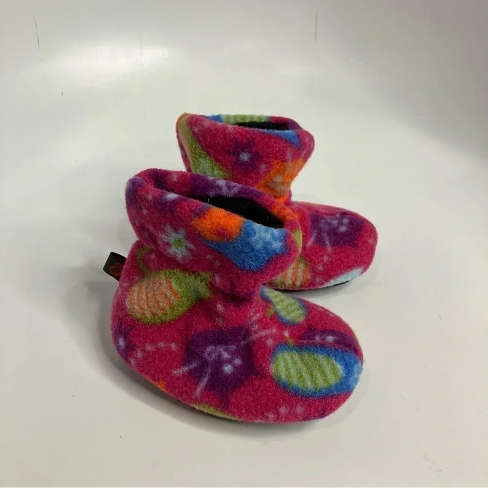 Acorn baby booties cat print size 6-12 mo